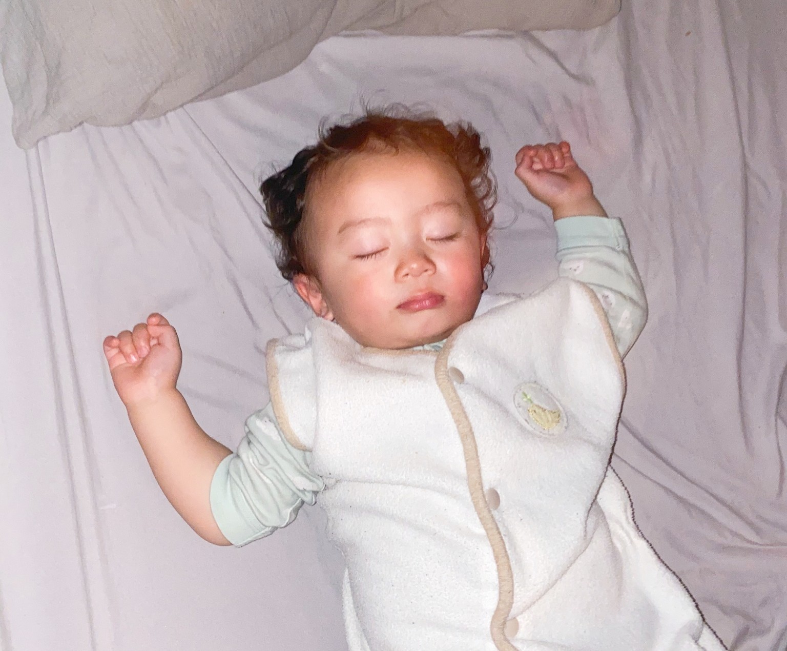 スリーパーを着て寝ている赤ちゃん