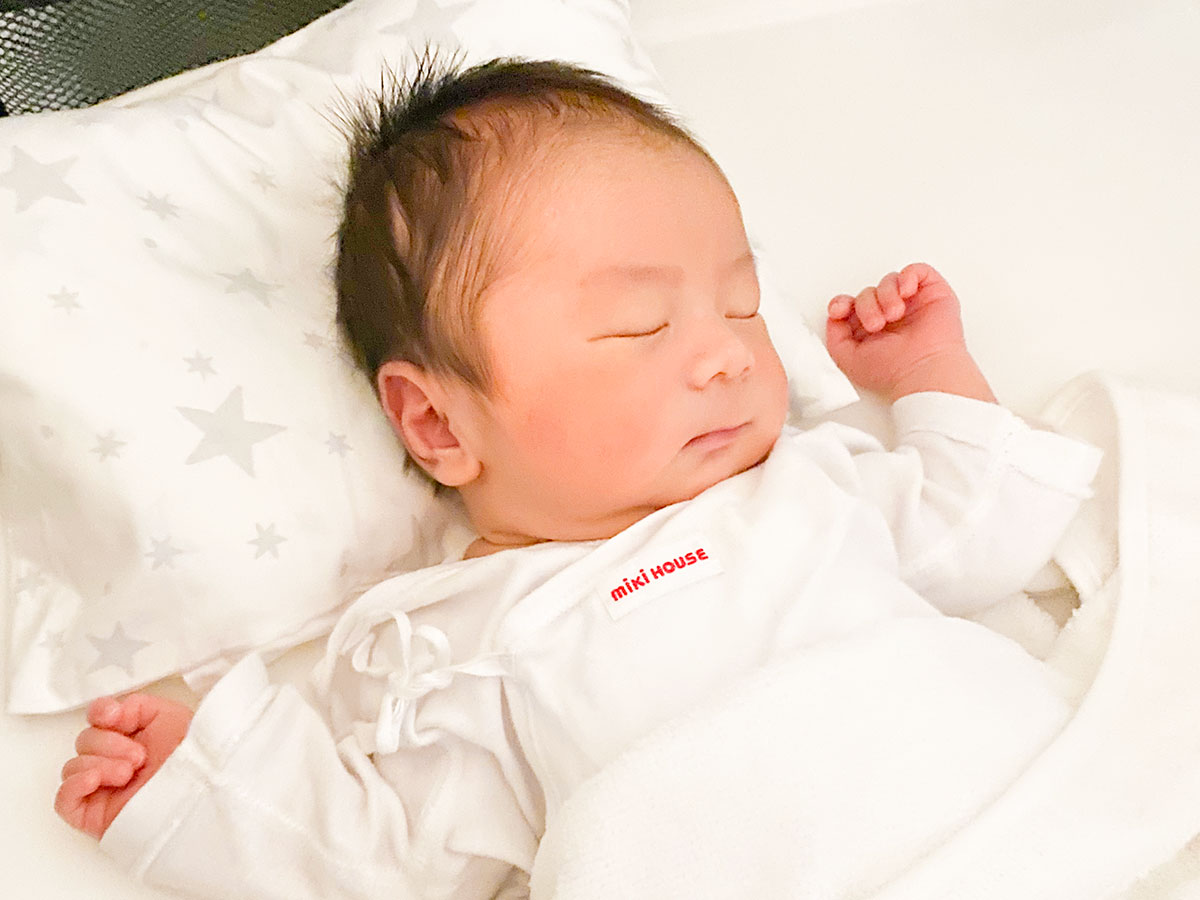 赤ちゃんの寝るときの服装ガイド｜季節別の選び方と快適な眠りのコツ