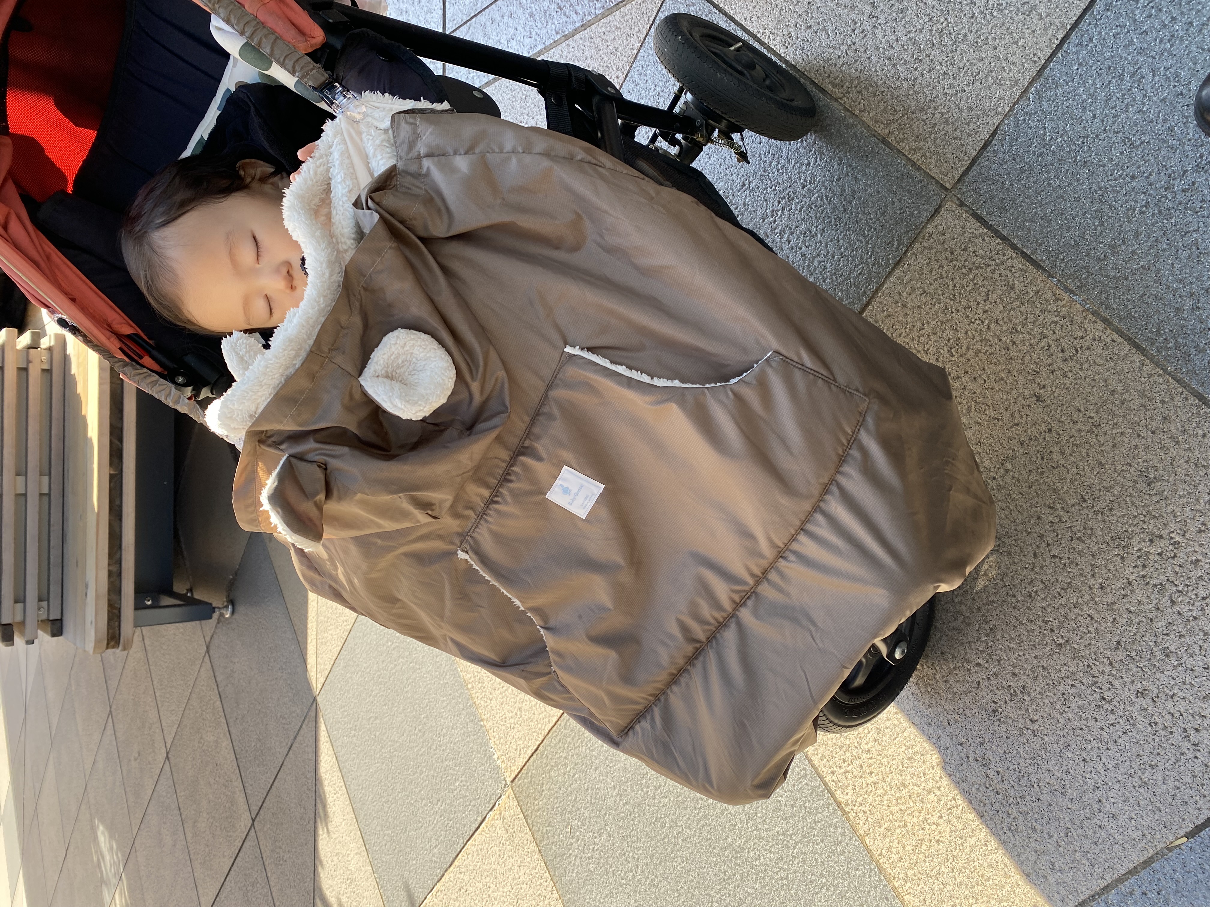 ベビーカーの防寒はこれでOK！毛布・フットマフ・ケープの特徴や選び方