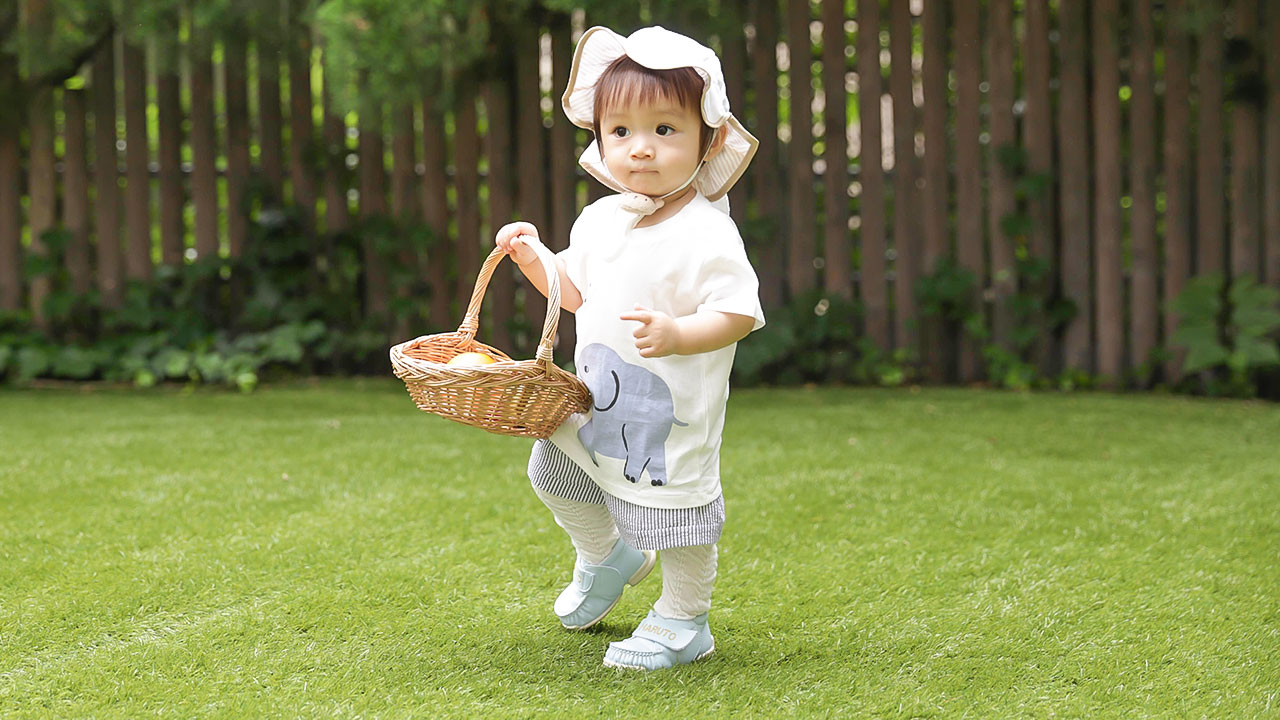 ファーストシューズをはいた赤ちゃん