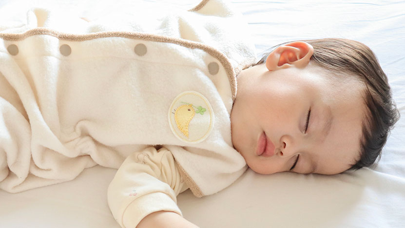 冬の赤ちゃんには「着る毛布」がいい？冬の寝るときの服装と選び方